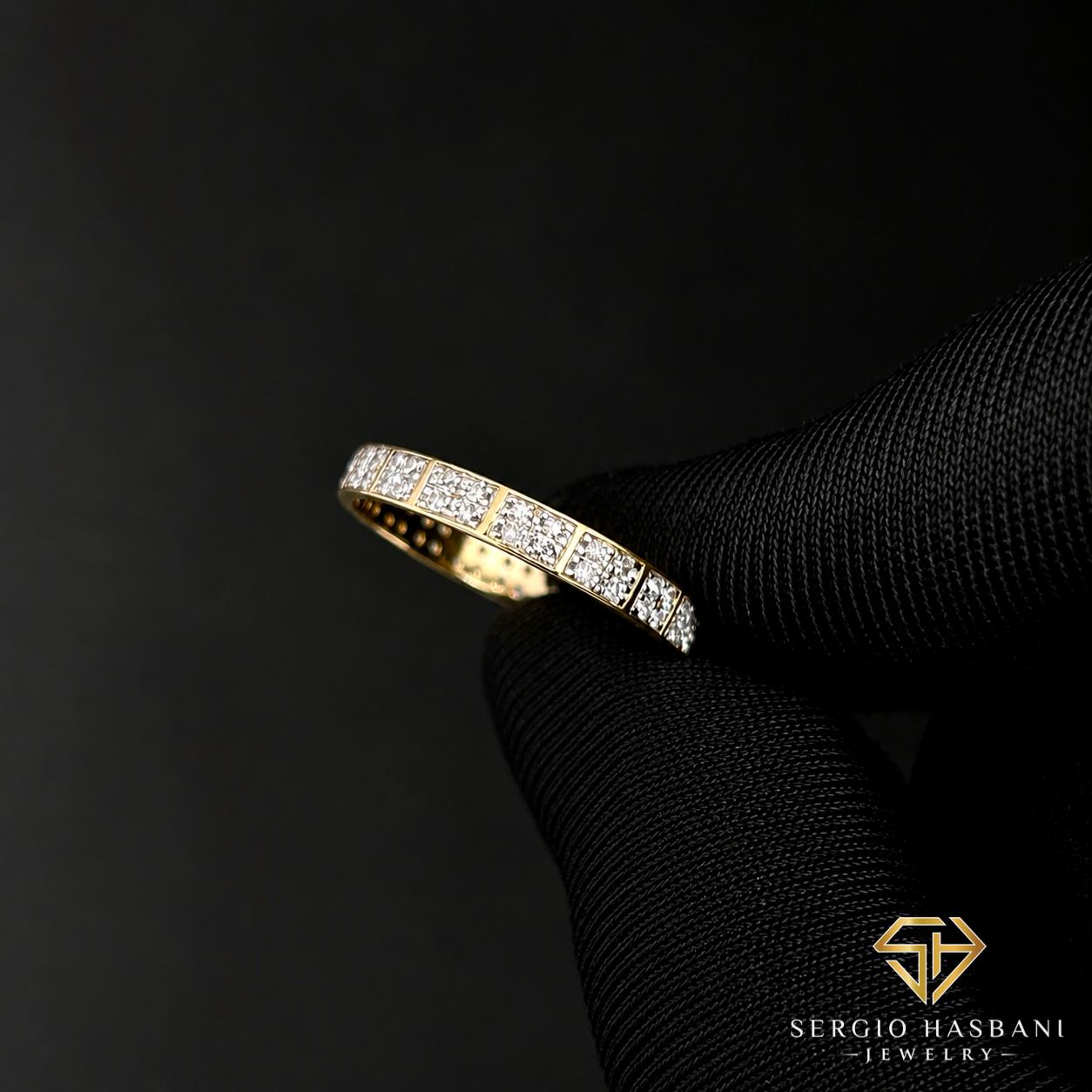 10K SLEEK Diamond Ring