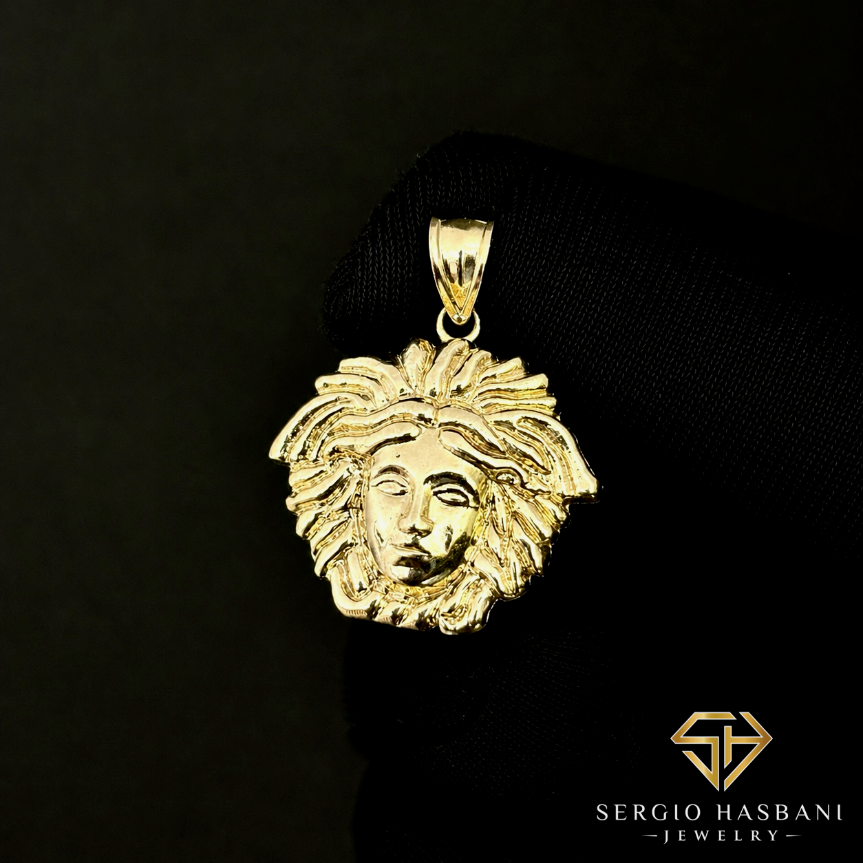 10K VERSANI2 Medusa Head Pendant